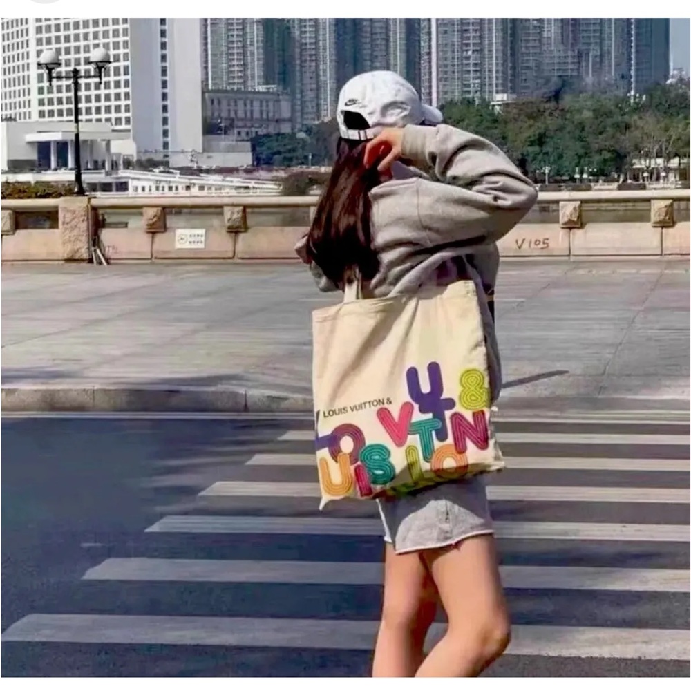New LOUIS VUITTON Limited Edition LV Canvas Tote Bag - Picture 3 of 5